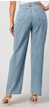 Load image into Gallery viewer, Light Wash Cropped Jeans (S,M,L)